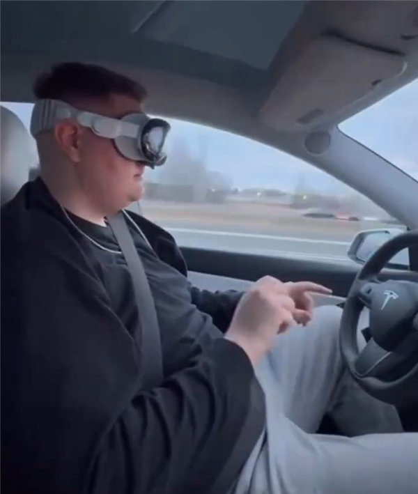 果粉司机开车玩Vision Pro不扶方向盘  苹果呼吁：理智使用